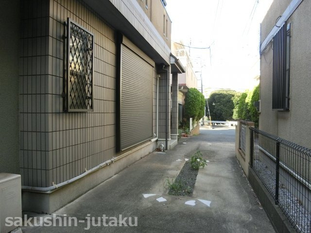 検見川町３丁目　中古戸建の駐車場|カースペース２台（車種によります）