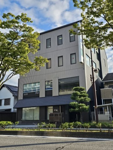 千祥ビルの外観|彦根駅から延びる駅前お城通り沿いです。