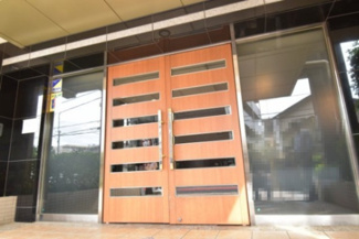 【エントランス】 | シンプルながら温かみのあるエントランス。マンション全体の雰囲気がワンランクアップ。