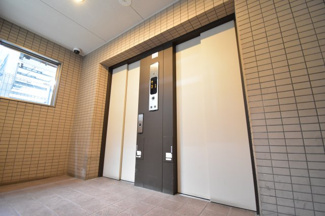 【その他共用部分】 | ベビーカーも楽に入れるエレベーター完備。荷物の多いママにも安心ですね。