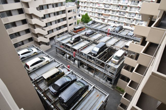 【駐車場】 | 駅徒歩13分の駐車場完備マンション。どこへ行くにも軽快に移動できます。
月額4000円～10000円