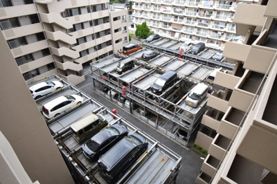 【駐車場】 | サンクレイドル西東京ウインフォート | 駅徒歩13分の駐車場完備マンション。どこへ行くにも軽快に移動できます。
月額4000円～10000円