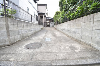 【駐車場】 | 玄関前の駐車スペースは買い物帰りで荷物が多くても楽ですね。前面道路も広いので車庫入れもしやすいです。