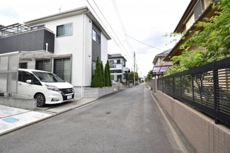 【前面道路含む現地写真】 | 前面道路は閑静な住宅地の通りとなるため、車通りは多くありません。 安心して車庫入れ可能。