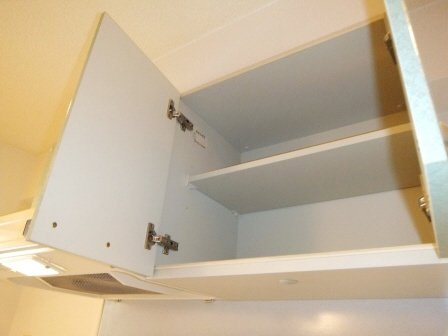 第１２中央ビルのキッチン|キッチン上に収納あります