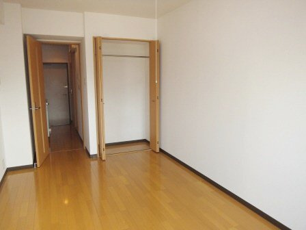 第１２中央ビルの居間・リビング|キレイな居室です