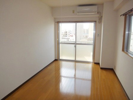 第１２中央ビルの居間・リビング|収納広めです。