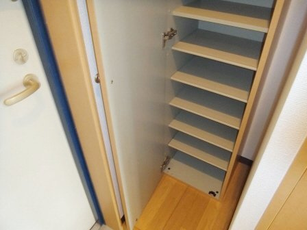 第１２中央ビルの玄関|下駄箱付きです