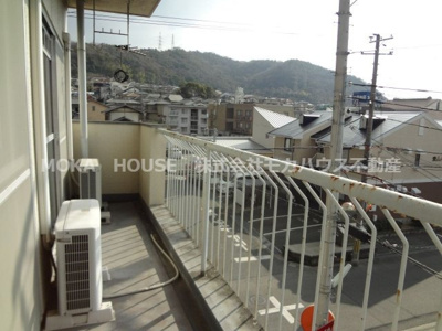 【バルコニー】 | コーポかおり | バルコニーからの眺めを楽しみながら食事をしませんか