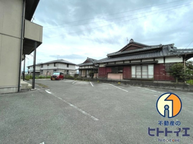 アクロス野町の駐車場