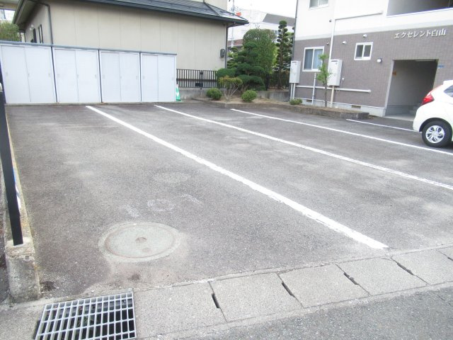 エクセレント白山の駐車場