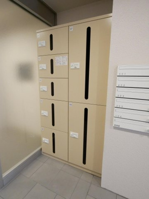 【エントランス】 | フラッティK&S千本寺之内 | 宅配ボックスあり