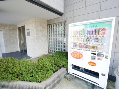 【その他共用部分】 | フラッティ今出川天神 | 敷地内自販機あり