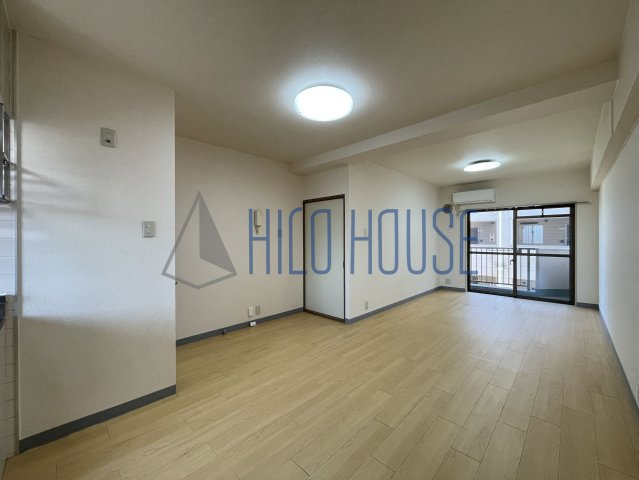 ティーワイパレスの居間・リビング