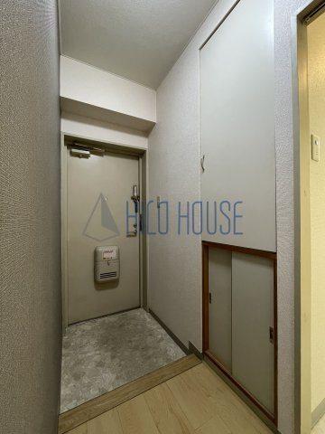 ティーワイパレスの玄関