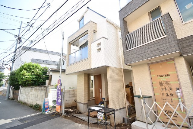 【外観】 | 新宿区高田馬場3丁目　新築戸建 | 公園隣接のなかなか巡り合えない住環境と解放感！緑を感じ、すがすがしい気持ちで過ごせる３LDKです！