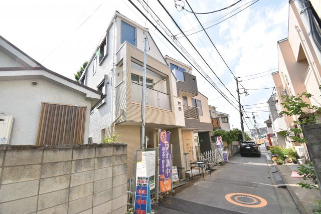 【外観】 | 新宿区高田馬場3丁目　新築戸建 | 公園隣接のなかなか巡り合えない住環境と解放感！緑を感じ、すがすがしい気持ちで過ごせる３LDKです！