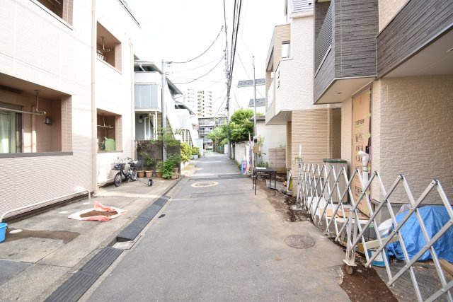 【前面道路含む現地写真】 | 新宿区高田馬場3丁目　新築戸建 | 公園隣接のなかなか巡り合えない住環境と解放感！緑を感じ、すがすがしい気持ちで過ごせる３LDKです！