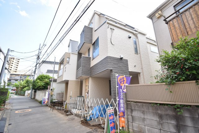 【外観】 | 新宿区高田馬場3丁目　新築戸建 | 公園隣接のなかなか巡り合えない住環境と解放感！緑を感じ、すがすがしい気持ちで過ごせる３LDKです！