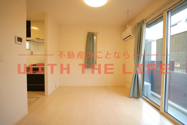 D-room F京町【10，000円キャッシュバック対象物件】の居間・リビング|落ち着いた時間を過ごせるバルコニーです