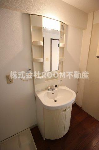 ダウンタウン益吉の独立洗面台|朝の支度にも助かる、独立の洗髪洗面化粧台