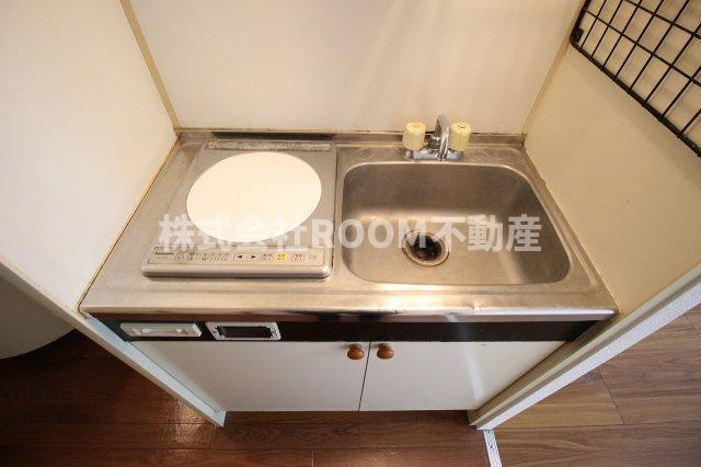 ダウンタウン益吉のキッチン|コンパクトなキッチンで掃除もラクラク