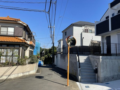 【前面道路含む現地写真】 | 仲介手数料無料　日野市程久保１丁目新築戸建て１０棟　１０号棟