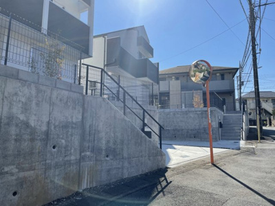 【前面道路含む現地写真】 | 仲介手数料無料　日野市程久保１丁目新築戸建て１０棟　１０号棟