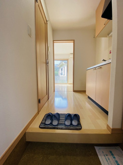 【展望】 | 玄関から室内への景観です！キッチンの奥に洋室7.5帖のお部屋があります♪