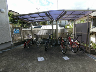 【その他共用部分】 | 屋根付きの駐輪場で雨が降っても大切な自転車が濡れなくてすみますね♪自転車はちょっとした移動手段に便利ですよね！