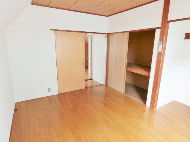 秋庭貸家の洋室