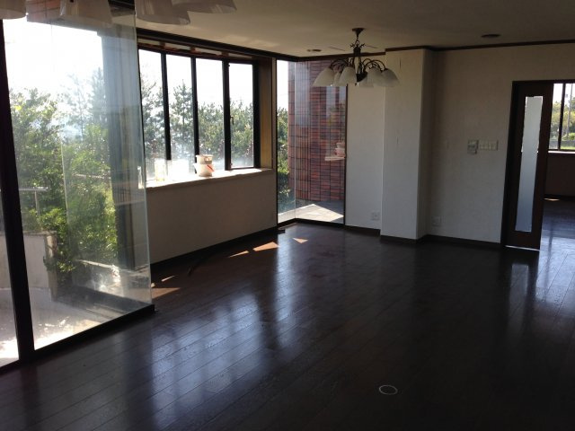 【居間・リビング】 | リビングダイニングはガラス張りで海が見える良い環境です