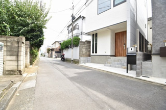 【前面道路含む現地写真】 | 北側公道　幅員約4.2ｍ　車の通行はほとんどなく、小さなお子様にも安心です。