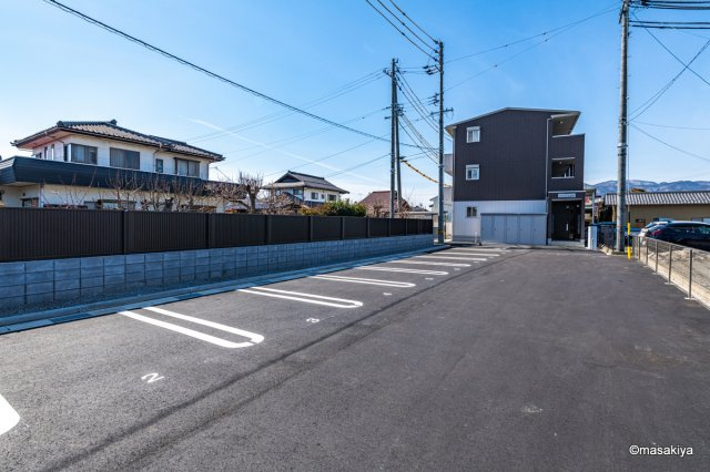 プレジール高田の駐車場