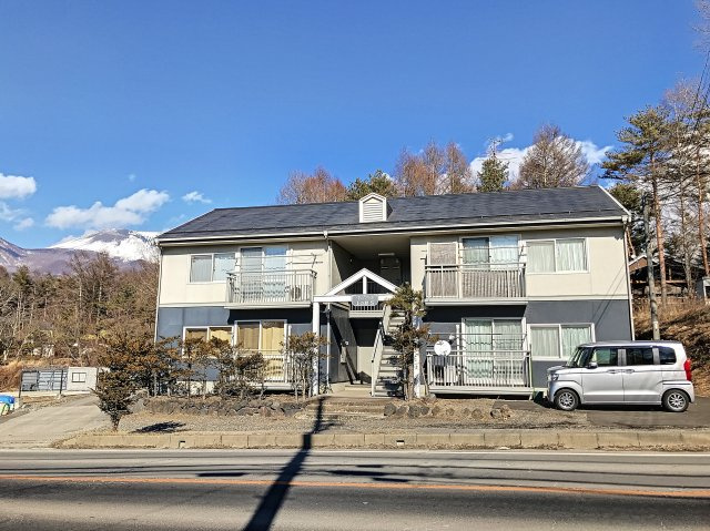 キミと週末ドライブデートの外観|浅間山と大空を背に建っています