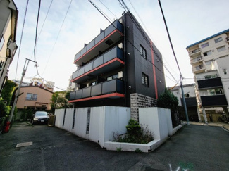 【外観】 | アーバンテラス町屋　2009年2月築。優雅さ漂うシックな外観。鉄筋コンクリート造の5階建てマンション。セキュリティ設備充実。宅配ボックスあり。駅から近くながら静かな環境です。