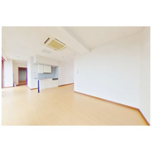 岐阜市六条東１丁目のアパートの居間・リビング