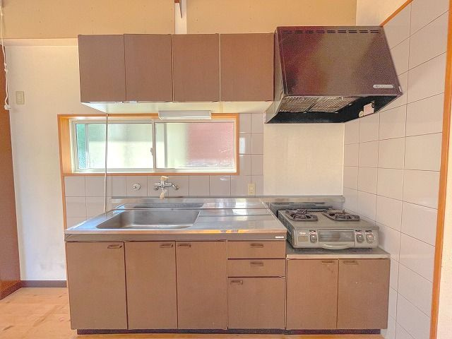 横内マンションのキッチン|コンパクトなキッチンで掃除もラクラク