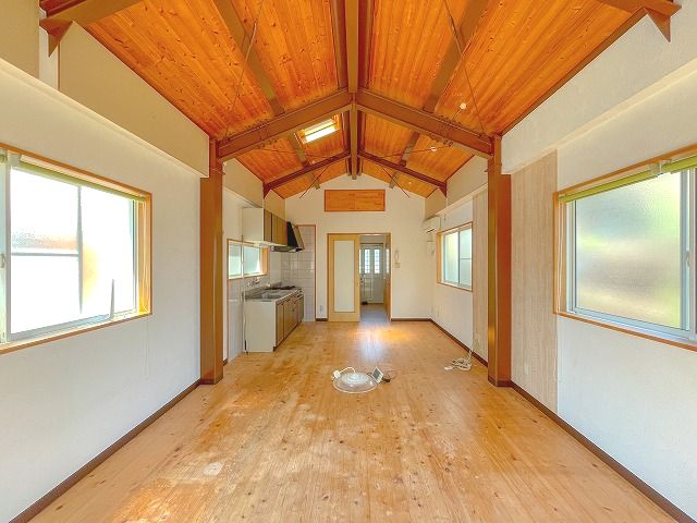 横内マンションの居間・リビング|こちらのリビングで趣味の時間をお楽しみください