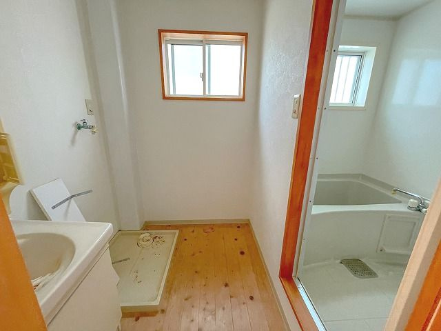 横内マンションの洗面所|明るい洗面所です