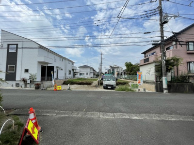 【前面道路含む現地写真】 | 日野市西平山5丁目新築戸建て２棟　2号棟