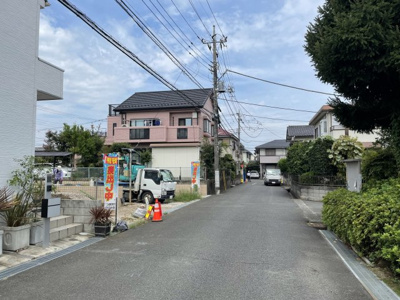 【前面道路含む現地写真】 | 日野市西平山5丁目新築戸建て２棟　2号棟
