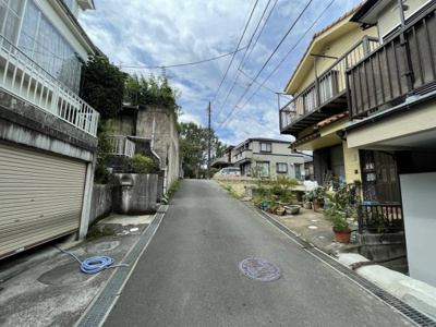 【前面道路含む現地写真】 | 日野市南平２丁目土地（建築条件なし）