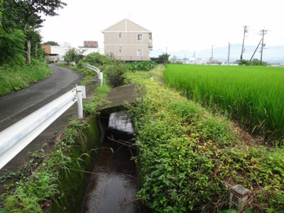 【外観】 | 大津町室土地 | 北側外観写真、水路には２か所の幅4ｍの通路橋があります