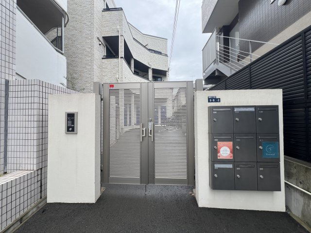 神戸市東灘区岡本２丁目の賃貸マンションのエントランス