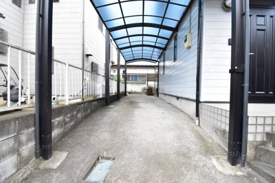 【駐車場】 | 日野市万願寺六丁目戸建 | 玄関横の駐車スペースは買い物帰りで荷物が多くても楽ですね。前面道路も広いので車庫入れもしやすいです。