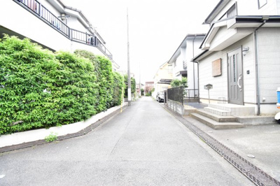 【前面道路含む現地写真】 | 日野市万願寺六丁目戸建 | 前面道路は閑静な住宅地の通りとなるため、車通りは多くありません。 安心して車庫入れ可能。