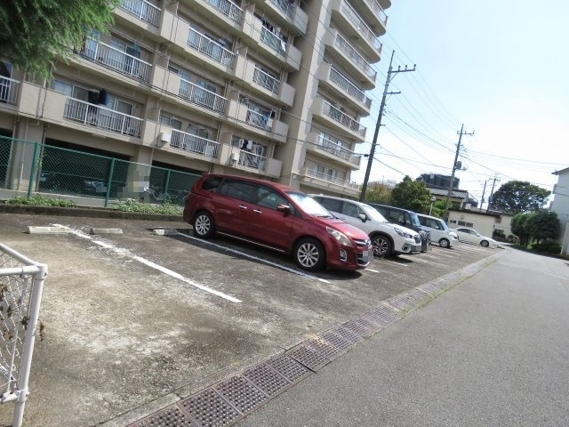 三光町団地４号棟の駐車場