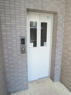 【その他共用部分】 | お買い物時やベビーカーの出し入れに便利なエレベーター付です。