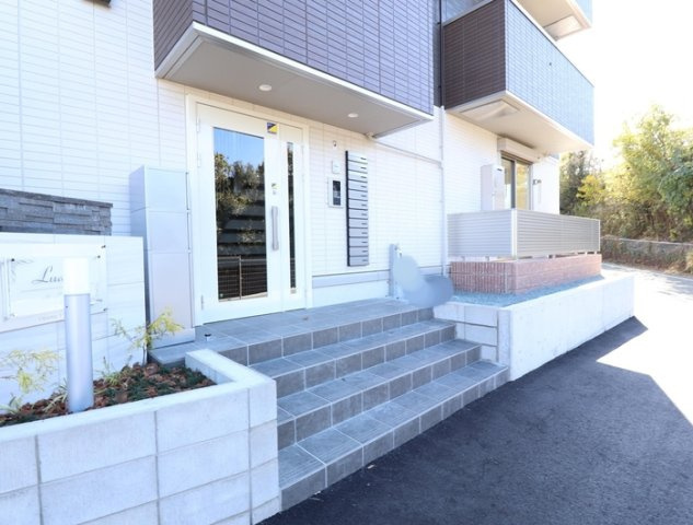 熊本市東区小山１丁目のアパートのエントランス